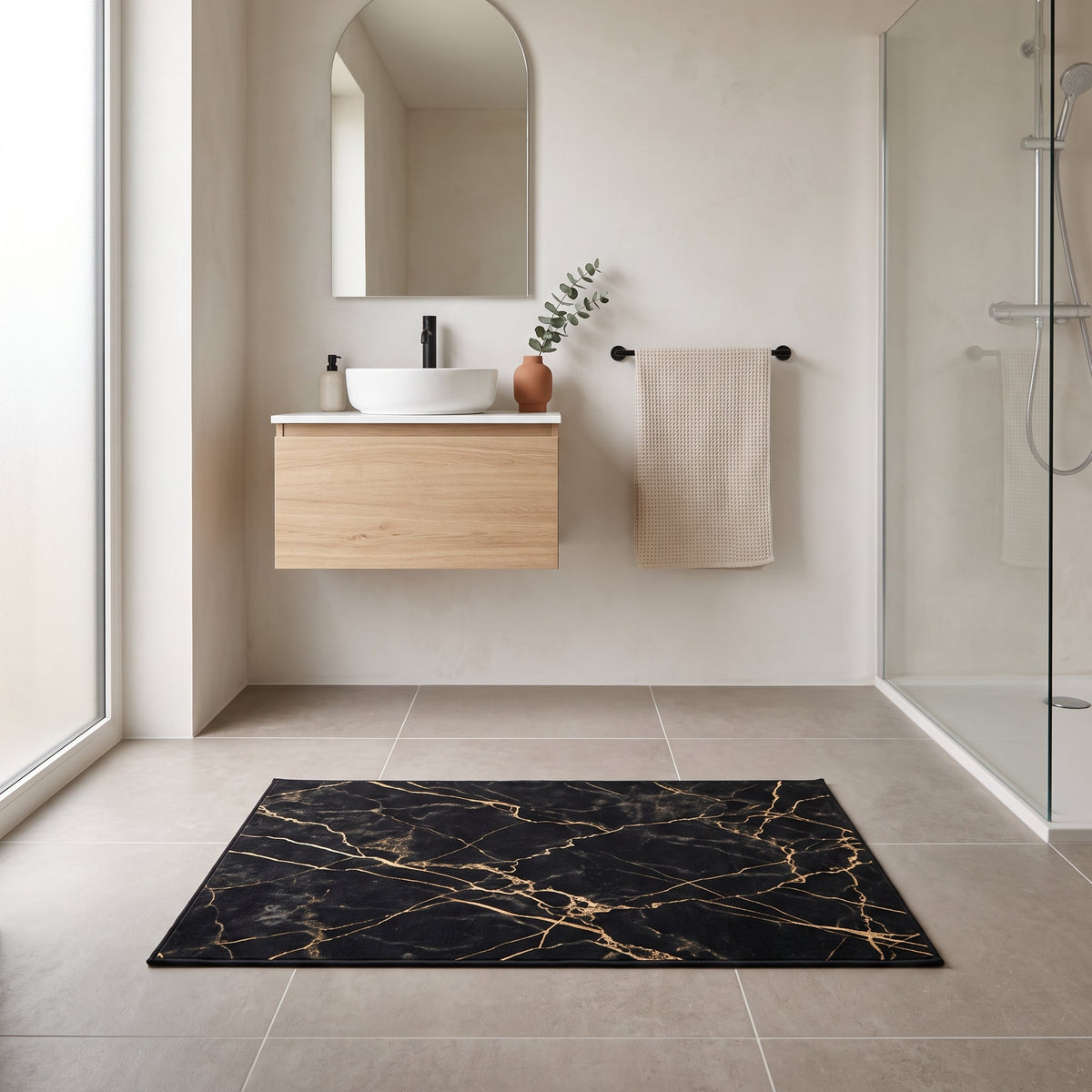 Tapis de Bain Marbre Nordique Noir Doré en situation