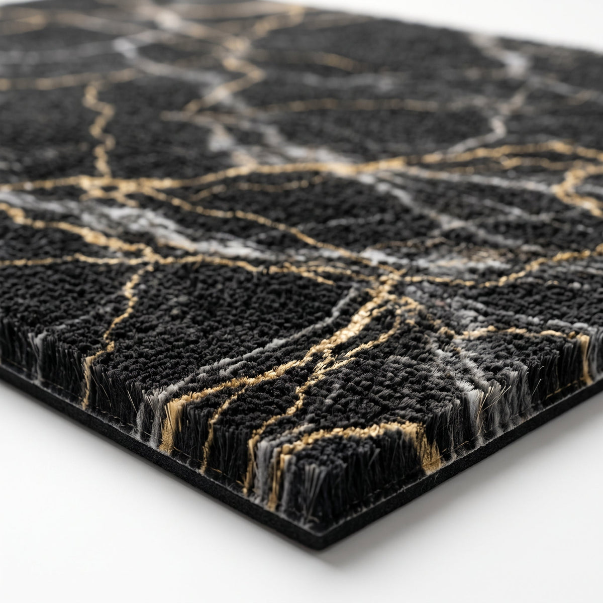 Gros plan sur le veinage du Tapis de Bain Marbre Nordique Noir Doré