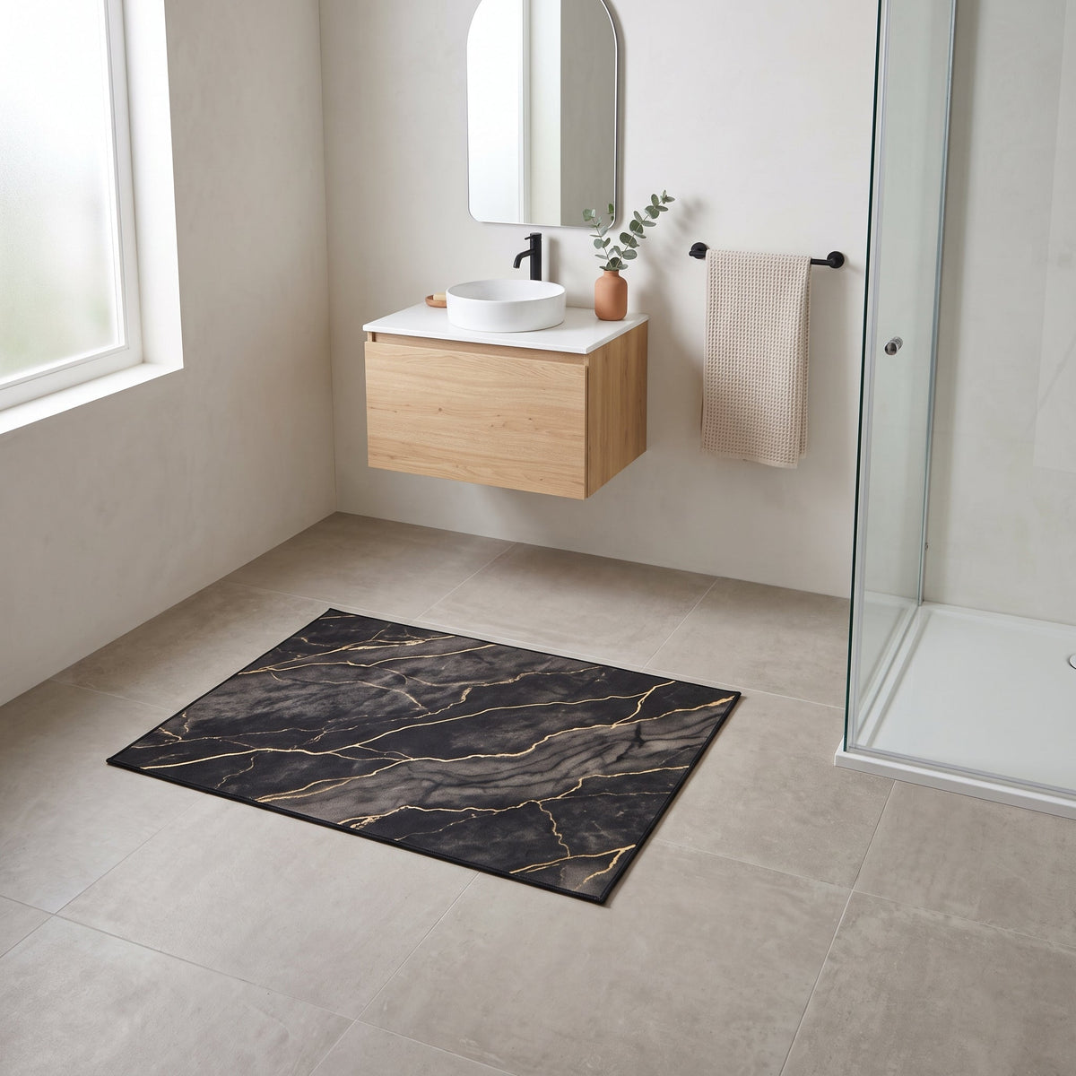 Tapis de Bain Marbre Nordique Noir Doré en situation, vue en plongée