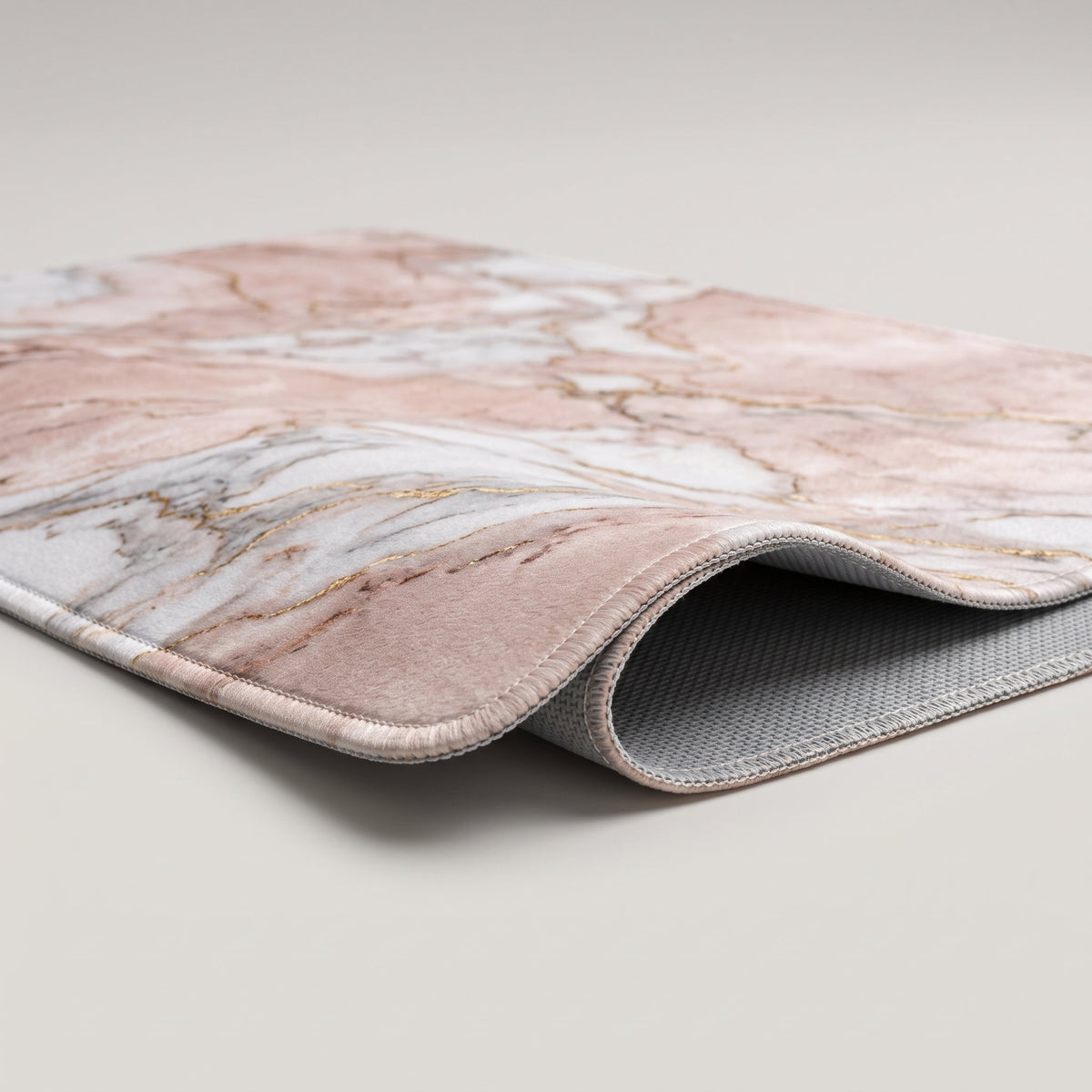 Détail du bord du Tapis de Bain Marbre Nordique Rose Doré