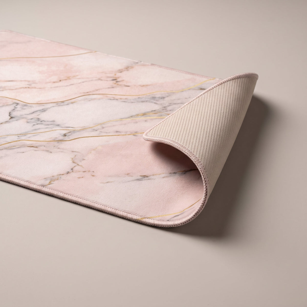 Détail du bord du Tapis de Bain Marbre Nordique Rose Pastel