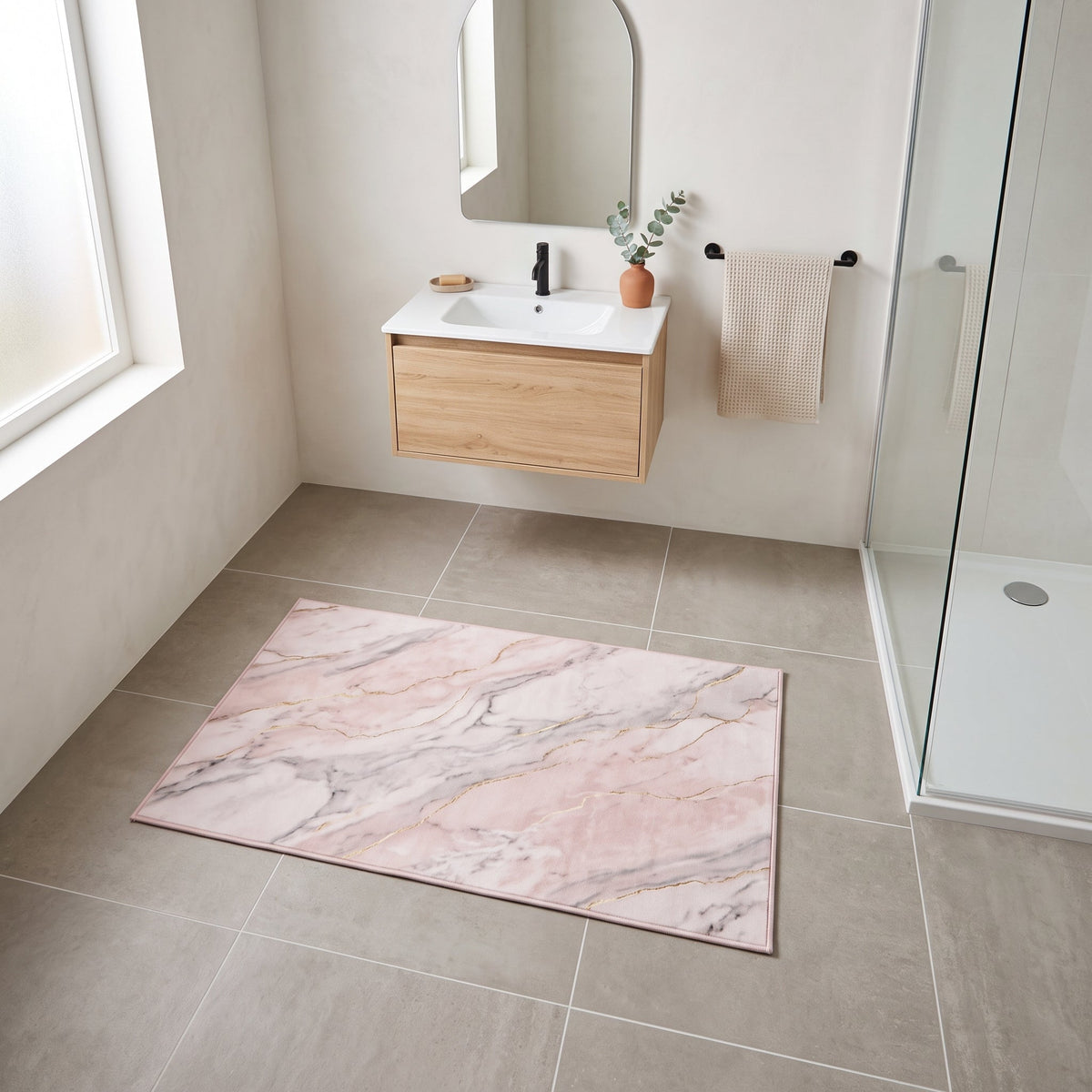 Tapis de Bain Marbre Nordique Rose Pastel en situation, vue en plongée