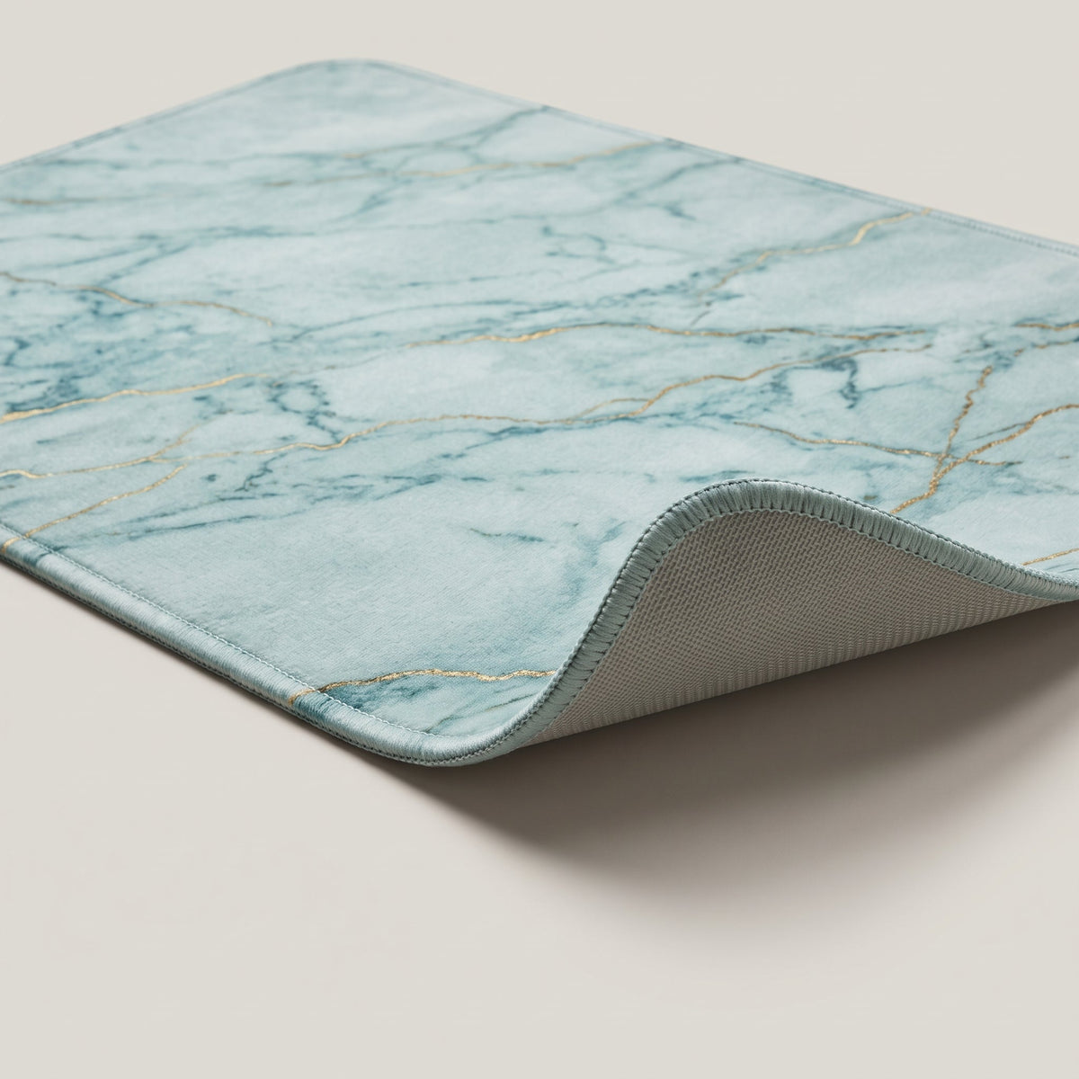 Détail du bord du Tapis de Bain Marbre Nordique Turquoise
