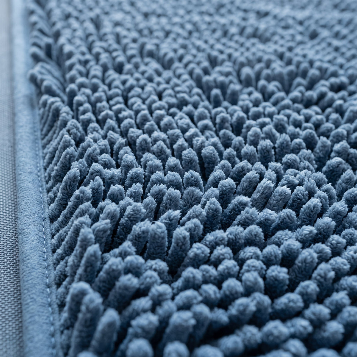 Gros plan sur la microfibre chenille du Tapis de Bain Microfibre Bleu