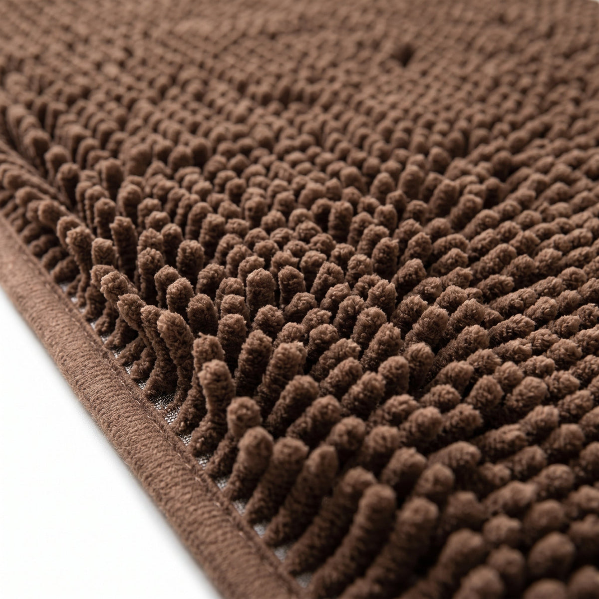 Gros plan sur la microfibre chenille du Tapis de Bain Microfibre Café