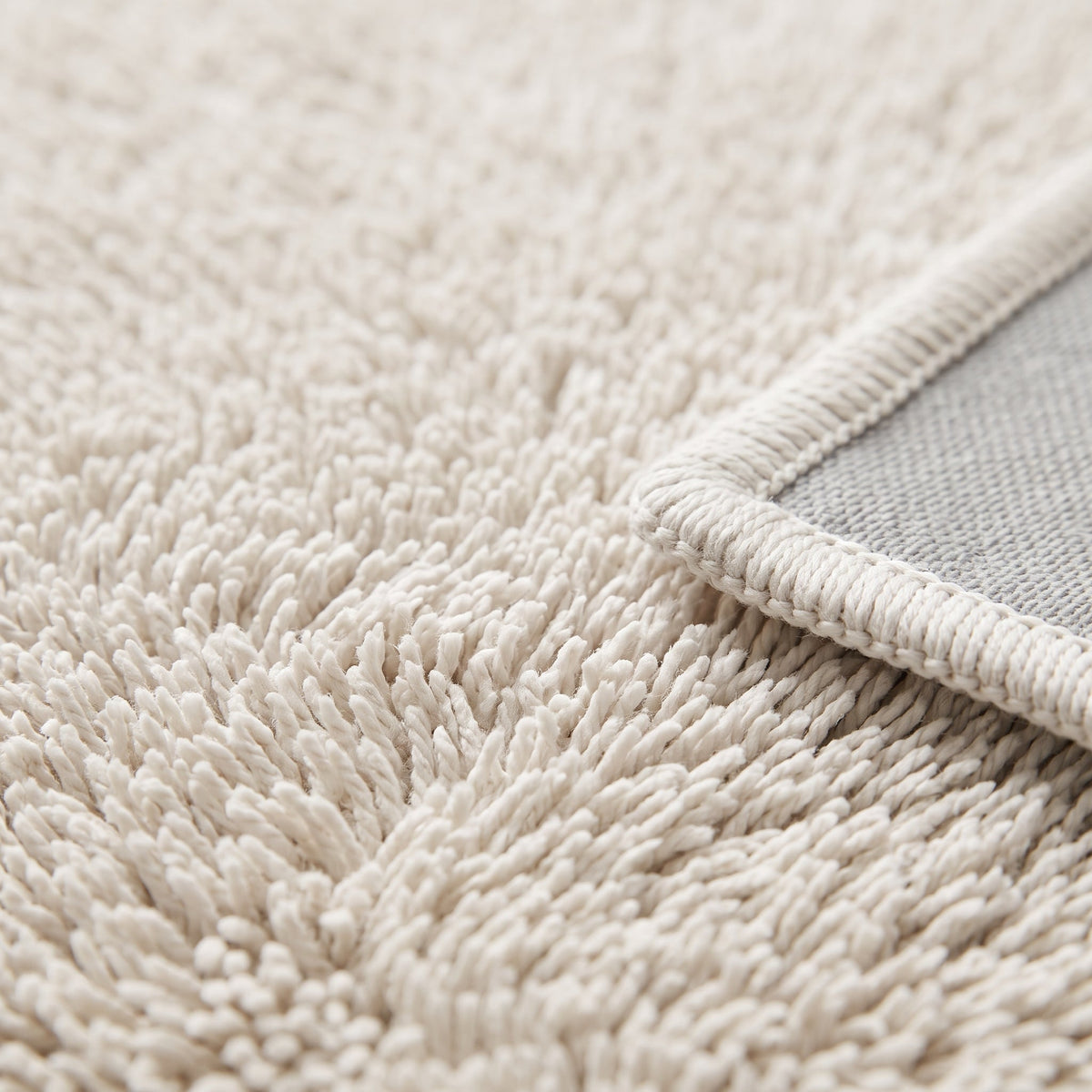 Gros plan sur la matière du Tapis de Bain Simple Antidérapant Blanc