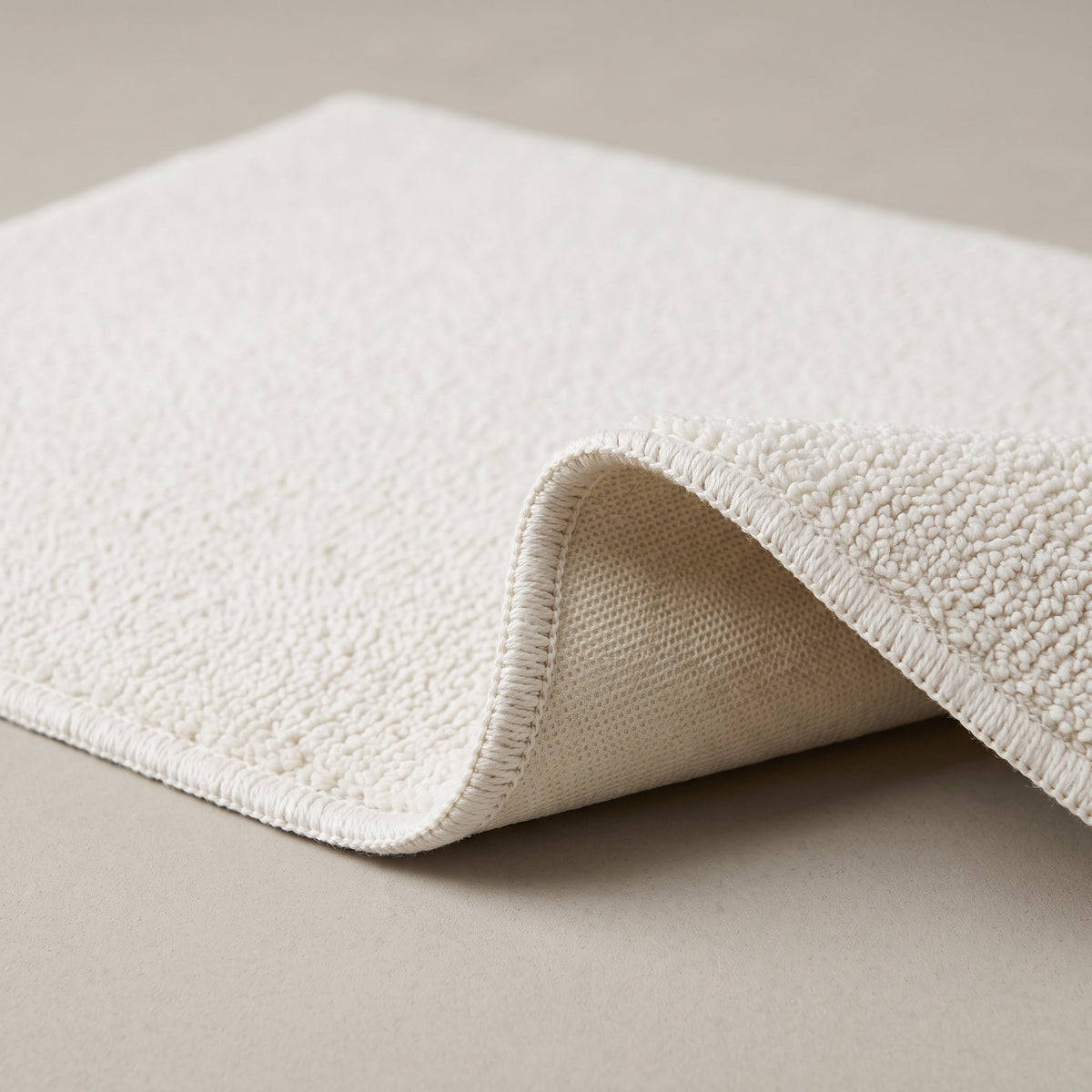 Détail du bord et de l'envers antidérapant, coloris blanc