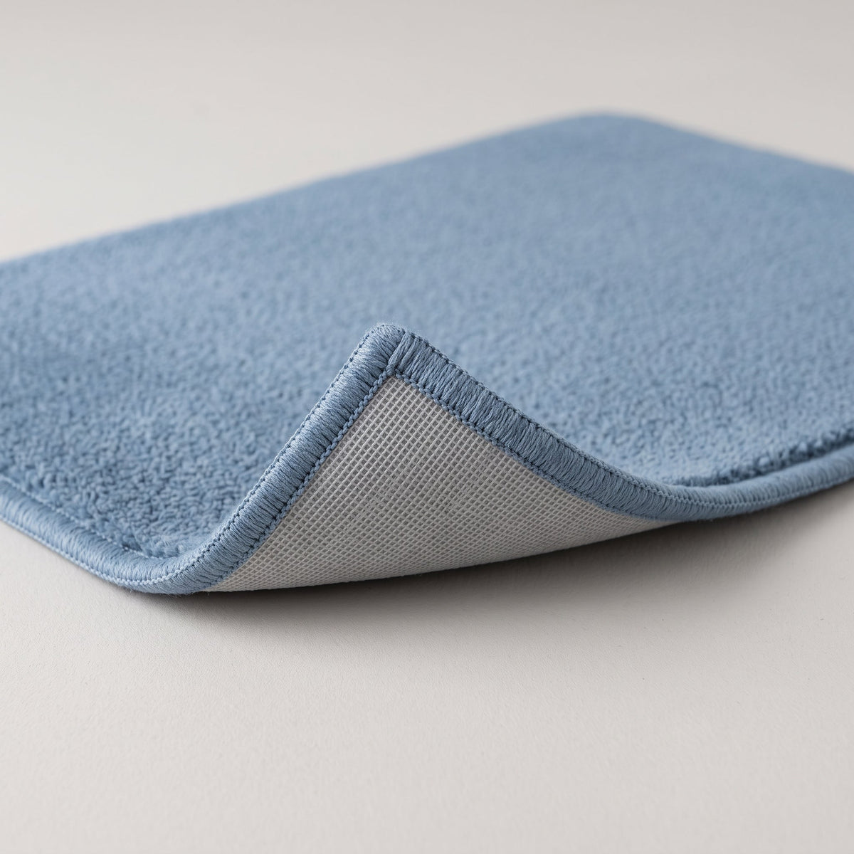 Détail du bord et de l'envers antidérapant, coloris bleu