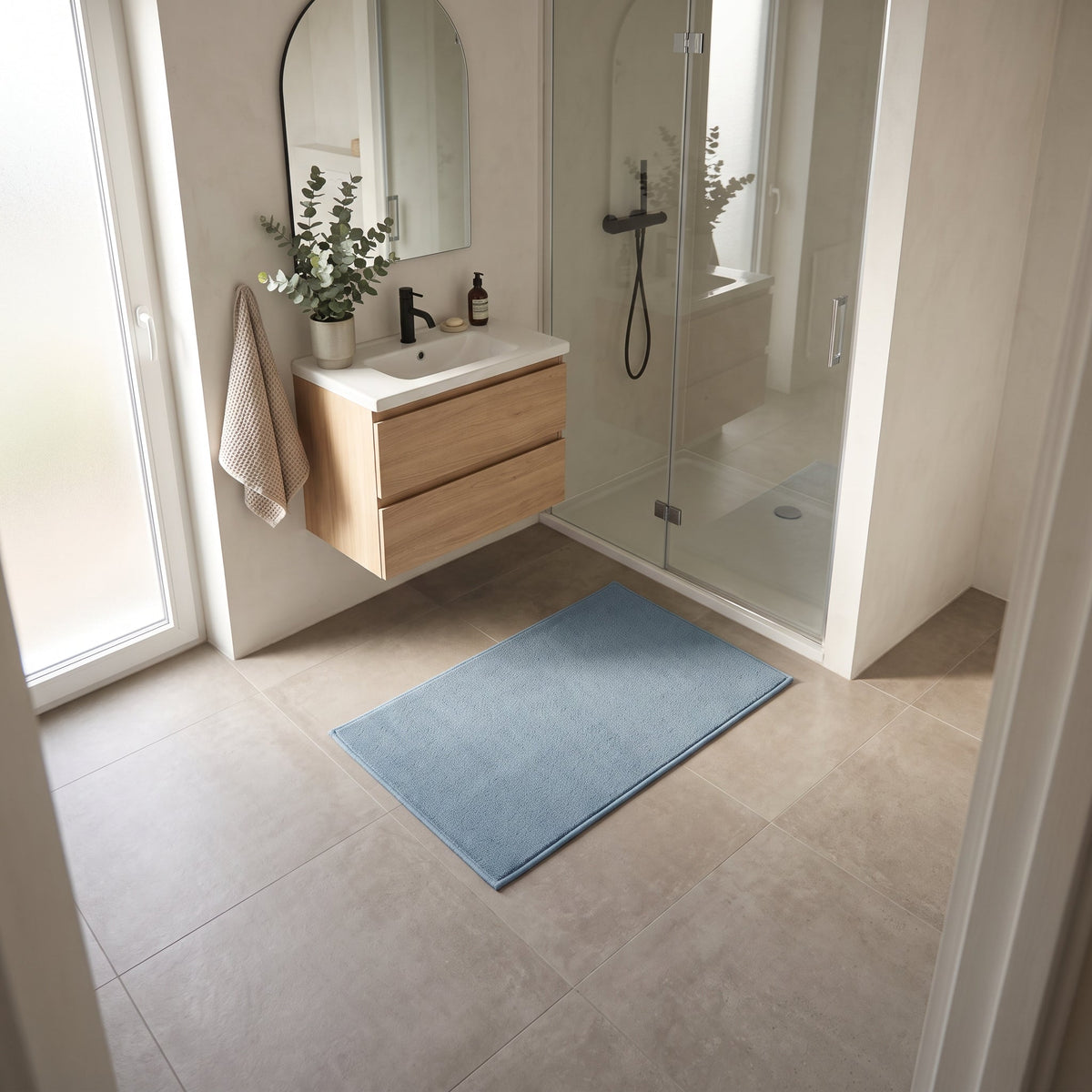 Tapis de Bain Simple Antidérapant Bleu en situation, vue en plongée