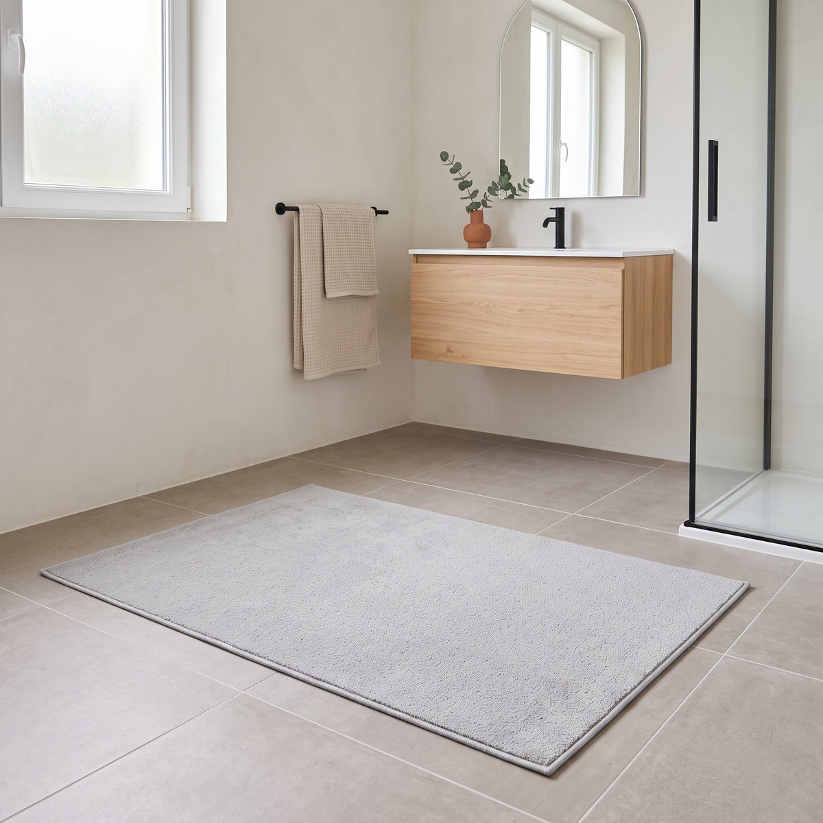 Tapis de Bain Simple Antidérapant Gris Clair en situation