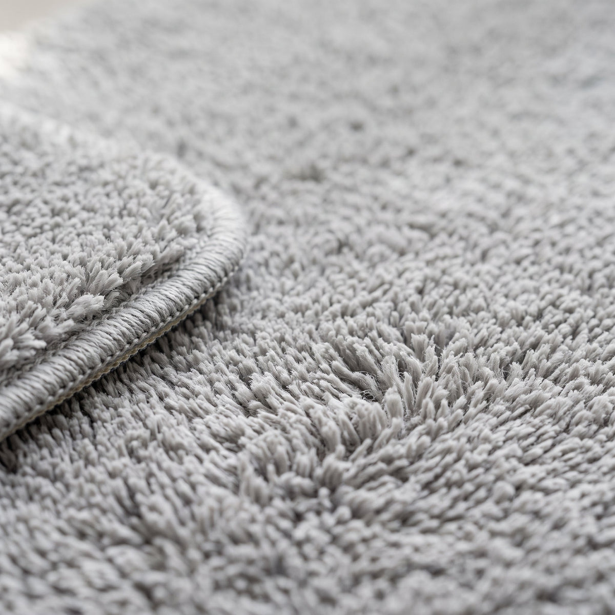 Gros plan sur la matière du Tapis de Bain Simple Antidérapant Gris Clair