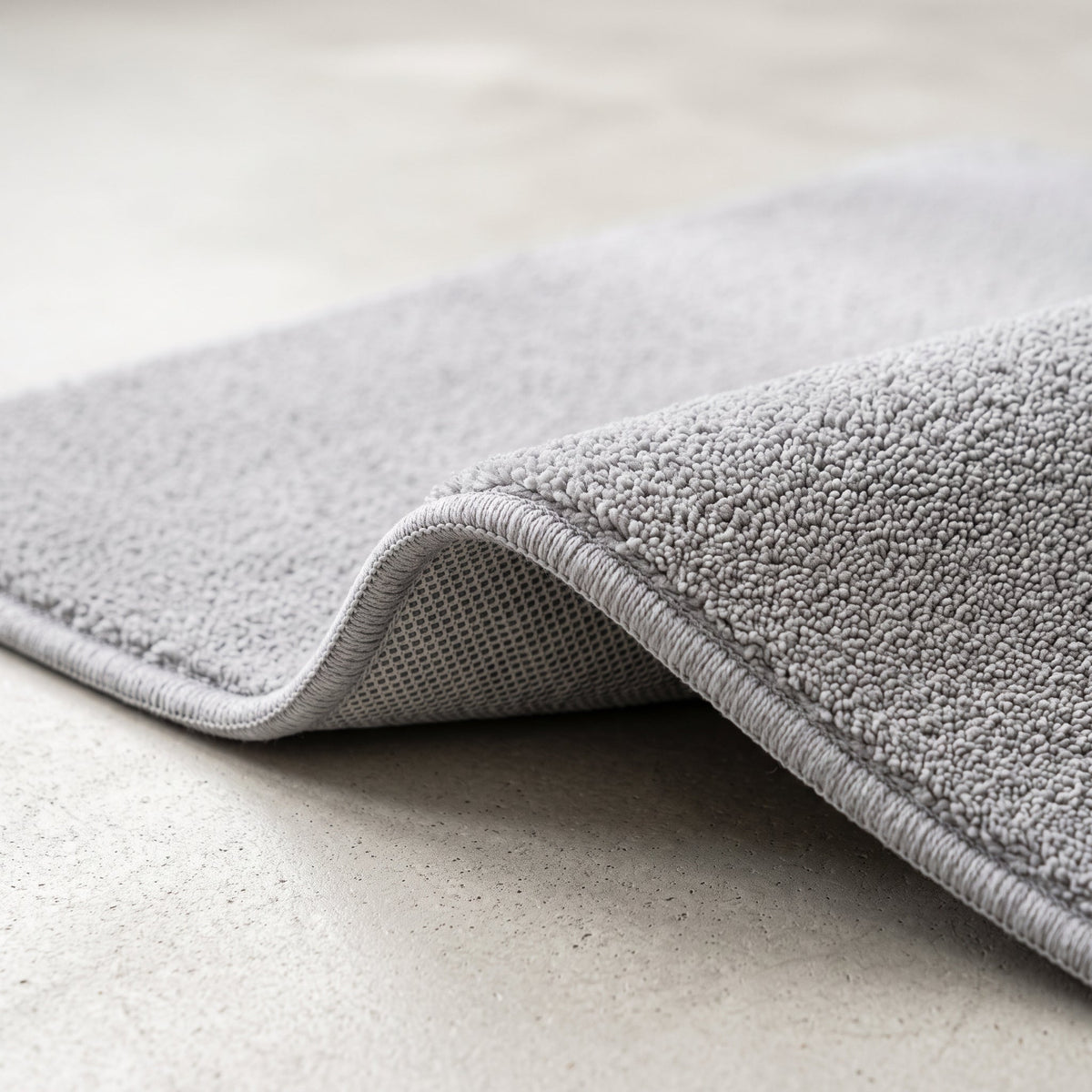 Détail du bord et de l'envers antidérapant, coloris gris clair