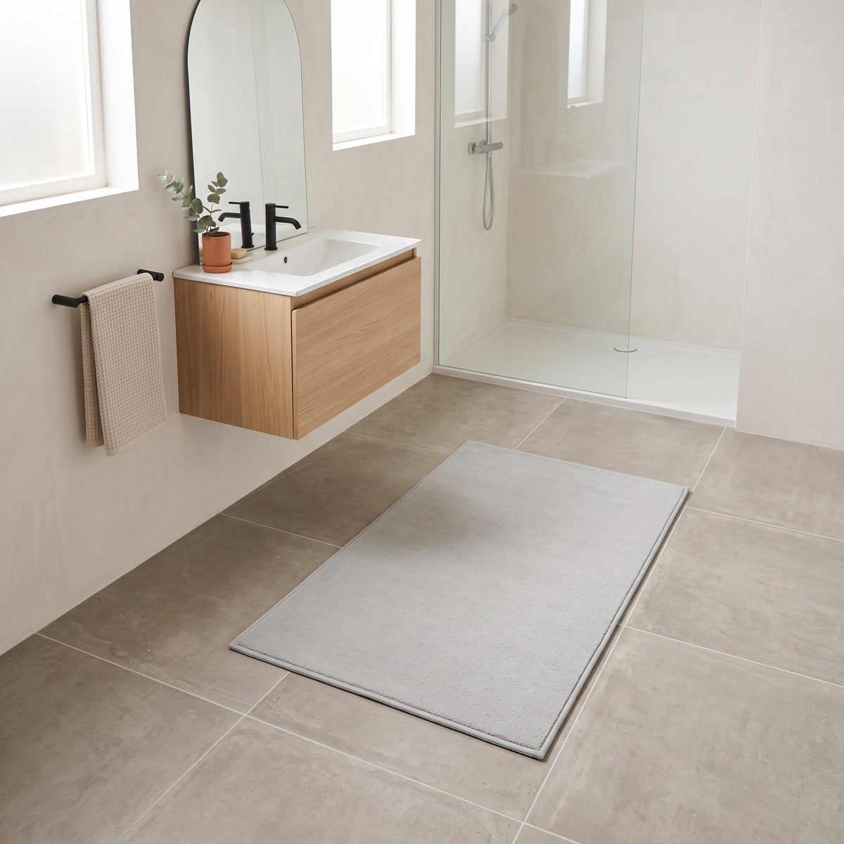 Tapis de Bain Simple Antidérapant Gris Clair en situation, vue en plongée