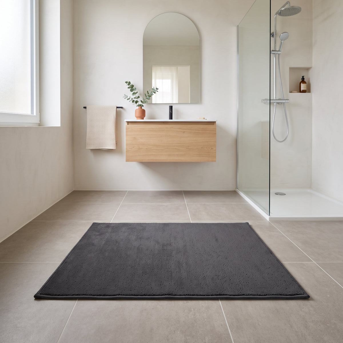 Tapis de Bain Simple Antidérapant Gris Foncé en situation