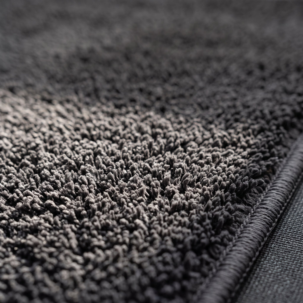 Gros plan sur la matière du Tapis de Bain Simple Antidérapant Gris Foncé