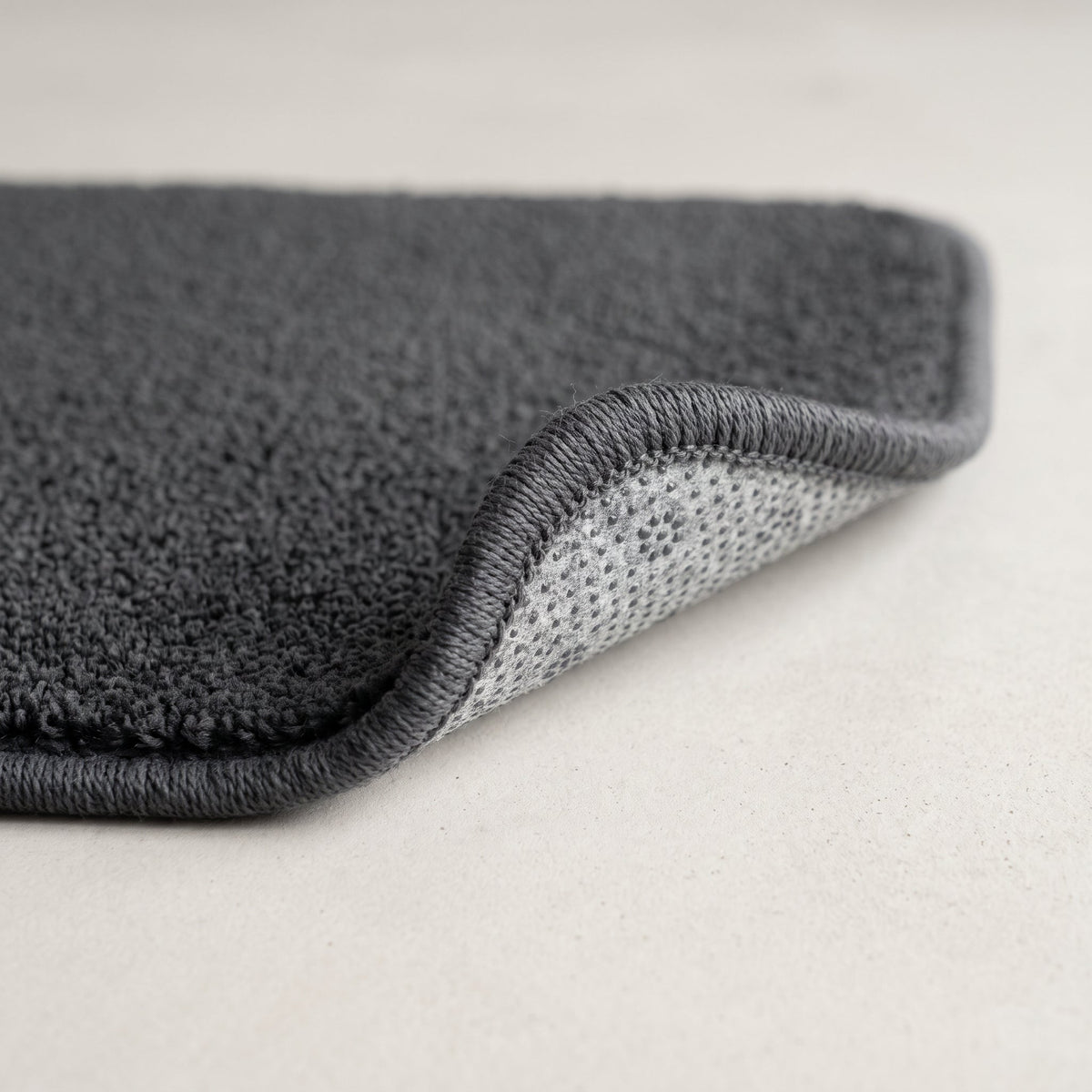 Détail du bord et de l'envers antidérapant, coloris gris foncé