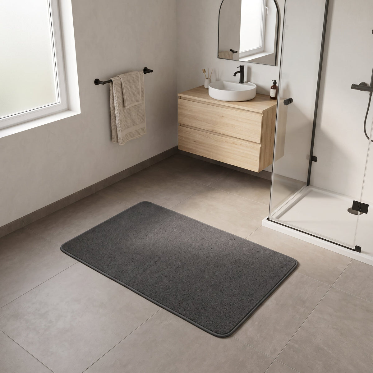 Tapis de Bain Simple Antidérapant Gris Foncé en situation, vue en plongée