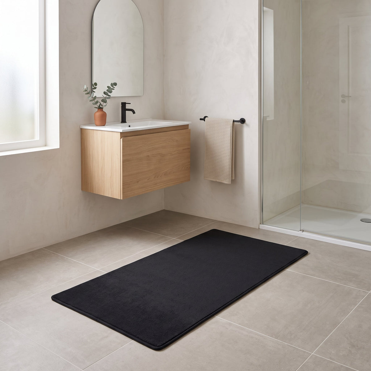 Tapis de Bain Simple Antidérapant Noir en situation, vue en plongée