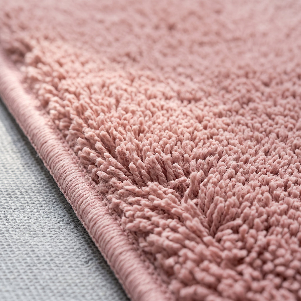 Gros plan sur la matière du Tapis de Bain Simple Antidérapant Rose