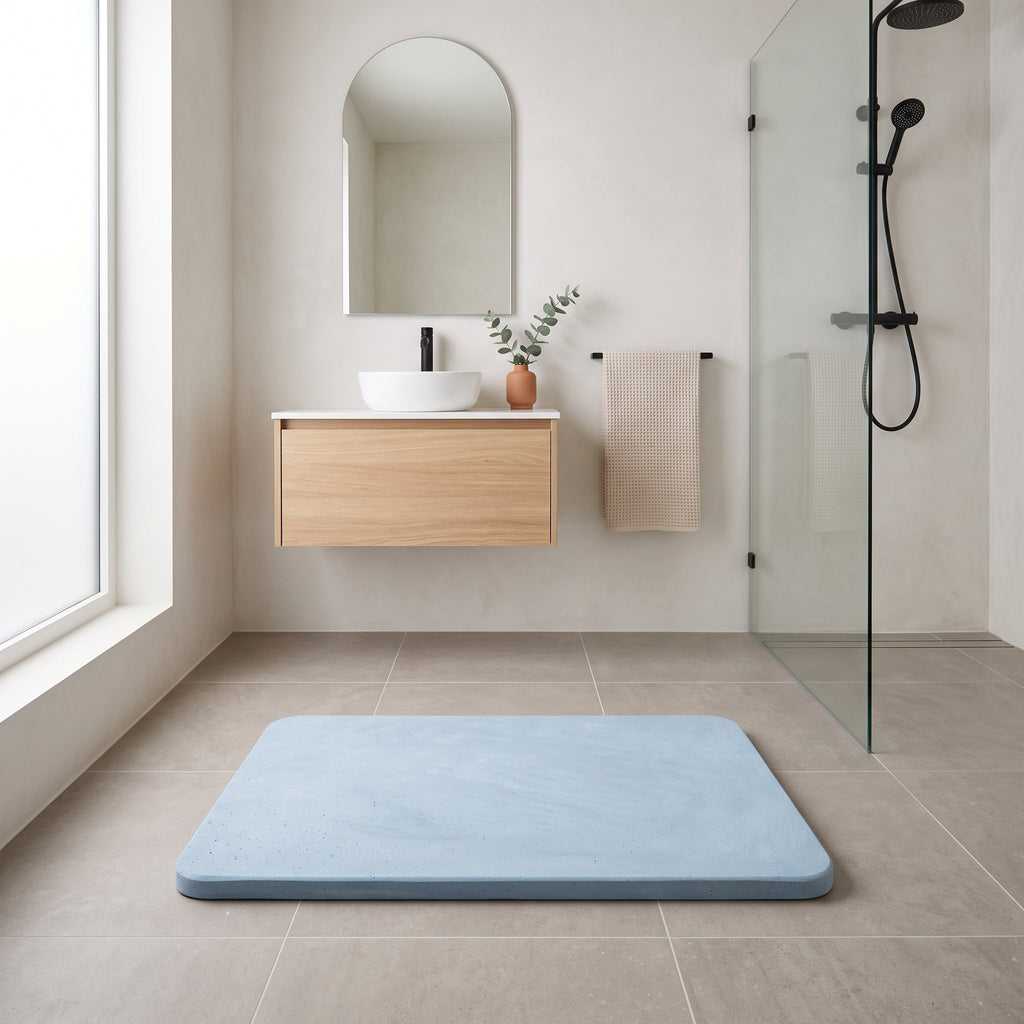 Tapis de Bain Terre de Diatomées Bleu Insignes — en situation dans une salle de bain contemporaine