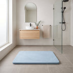 Tapis de Bain Terre de Diatomées Bleu Insignes — en situation dans une salle de bain contemporaine