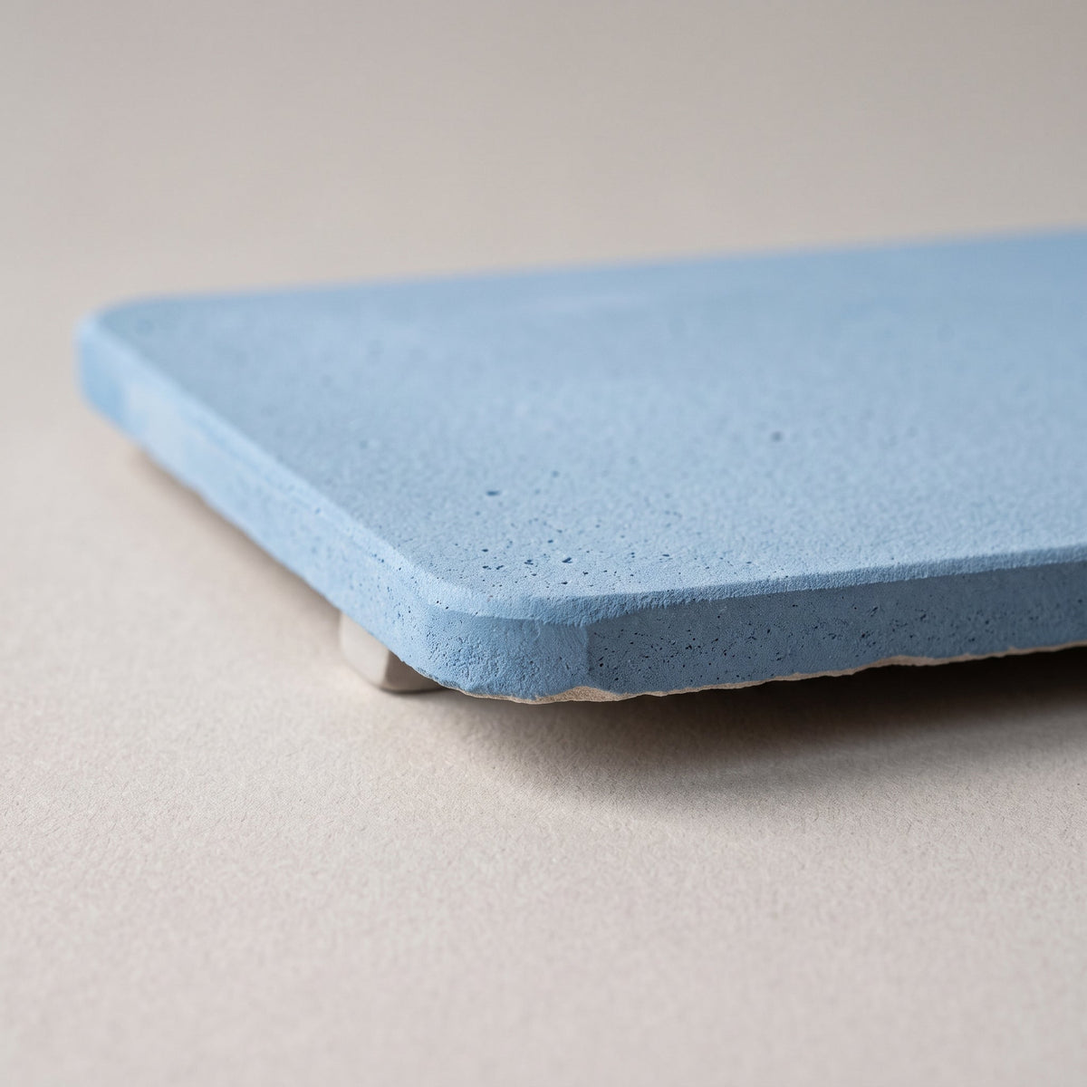 Détail du bord et de l'envers antidérapant du Tapis de Bain Terre de Diatomées Bleu Insignes