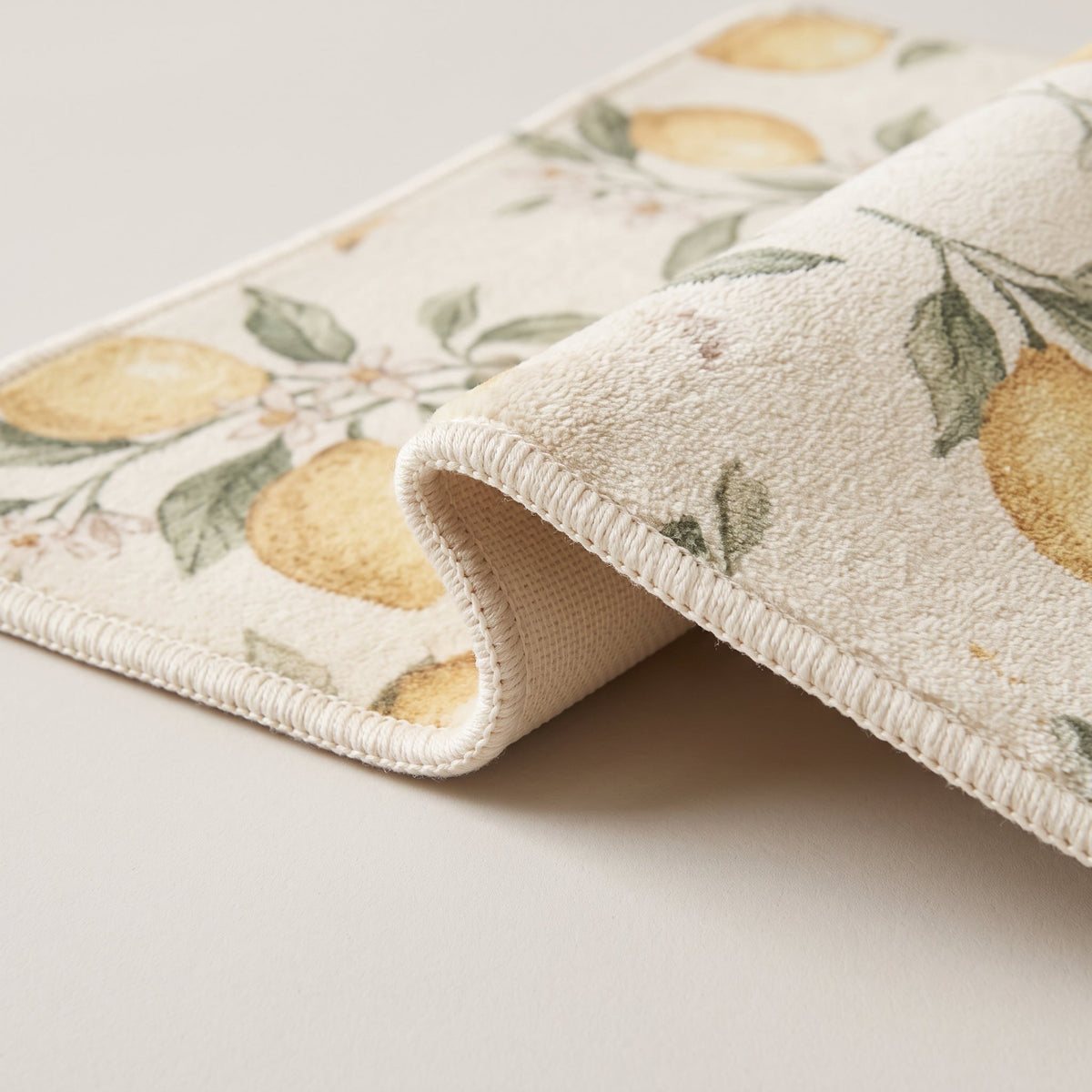 Détail du bord du Tapis Salle de Bain Fruit Doux Absorbant