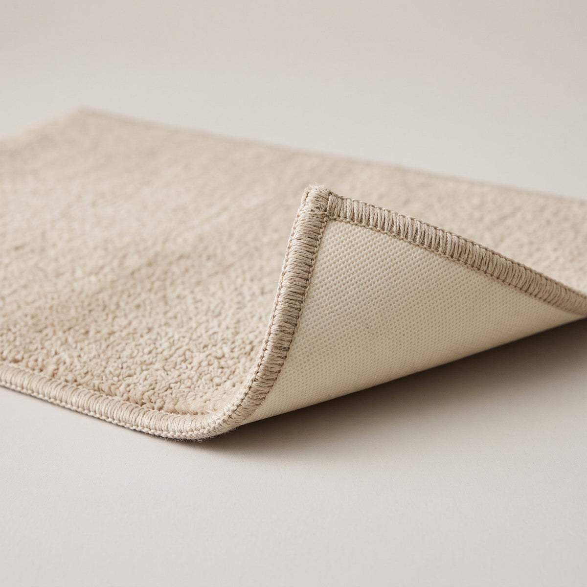 Détail du bord du Tapis de Salle de Bain Lin Naturel
