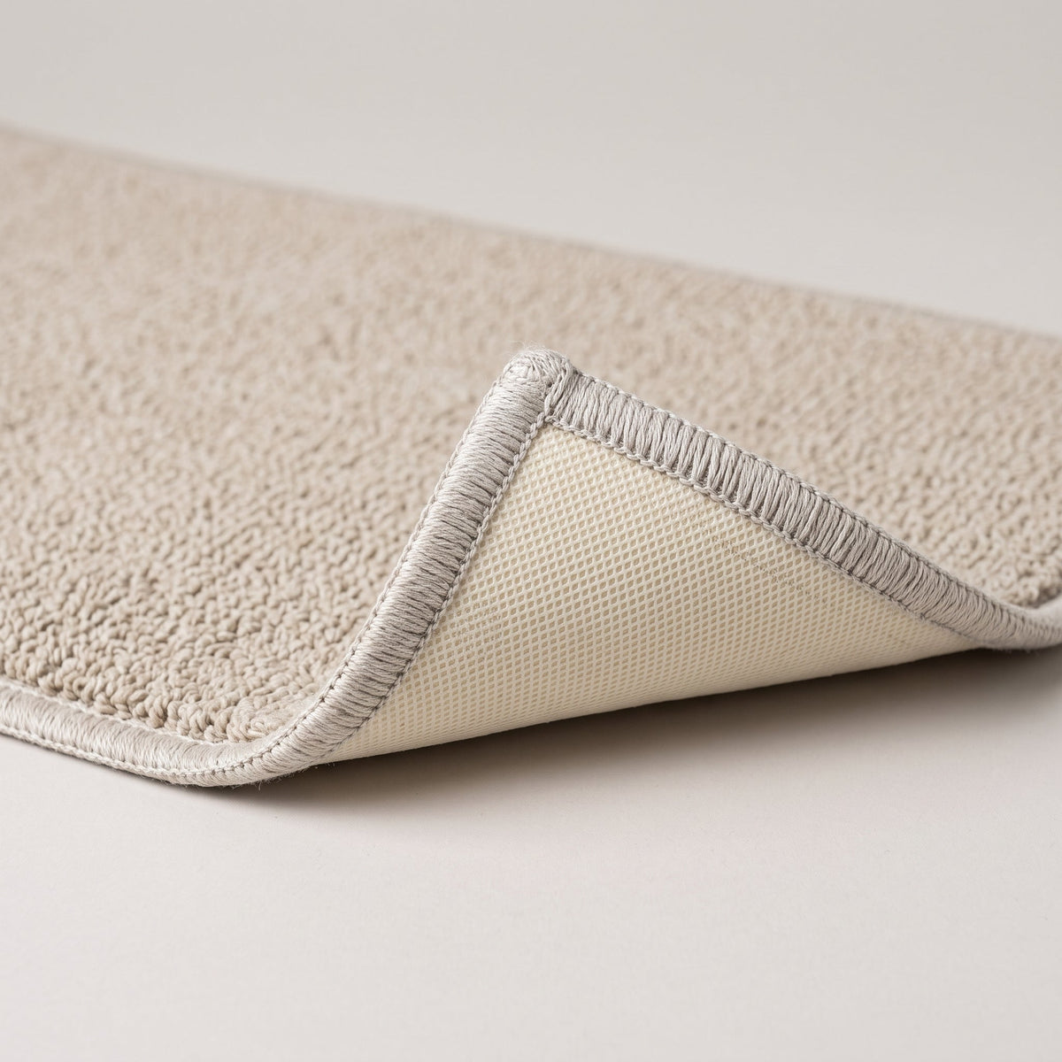 Détail du bord du Tapis de Salle de Bain Lin Naturel